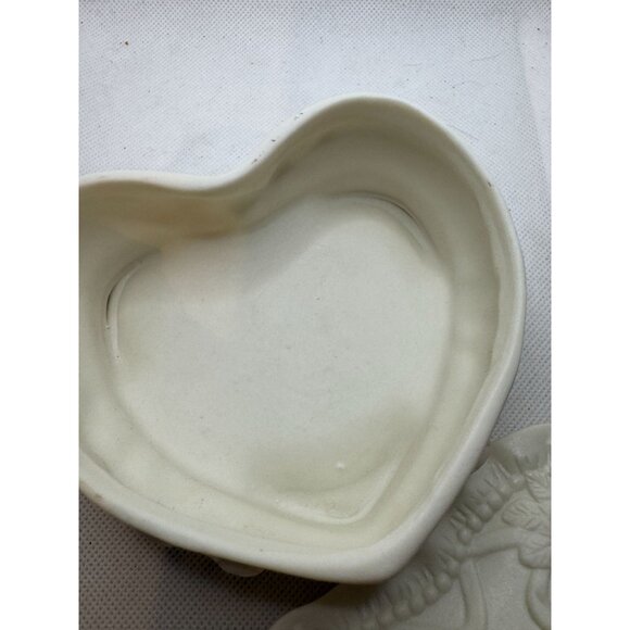 Heart-Shaped Ceramic Trinket Box With Cherub Design & Lid 5x5 Inches Cream White - Picture 4 of 7